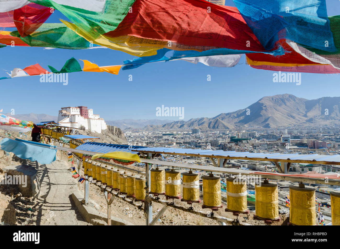 Samdruptse dzong encadrée par des roues de prière et les drapeaux de prières bouddhistes tibétains, Shigatse, Tibet Banque D'Images