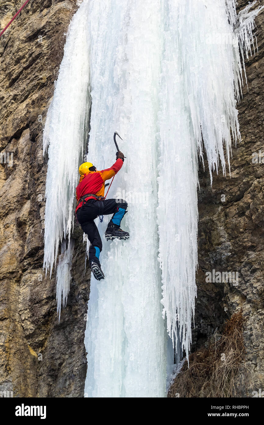 L'extrême l'escalade sur glace. L'homme l'ascension de la cascade de glace  à l'aide de piolets et crampons Photo Stock - Alamy