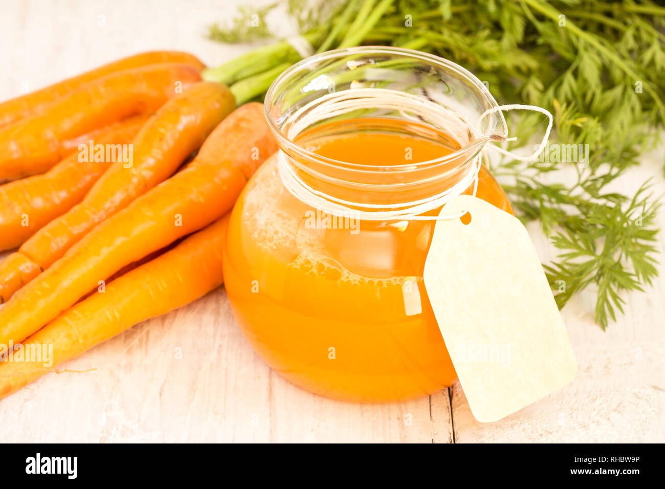 Le jus de carotte frais dans un bocal en verre avec l'étiquette vierge Banque D'Images
