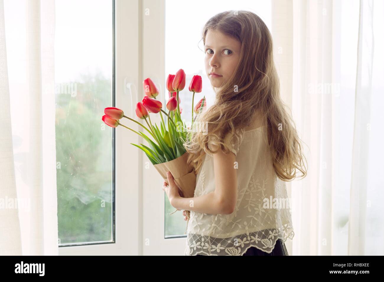 Belle Petite Fille Enfant Avec Bouquet De Tulipes Fleurs