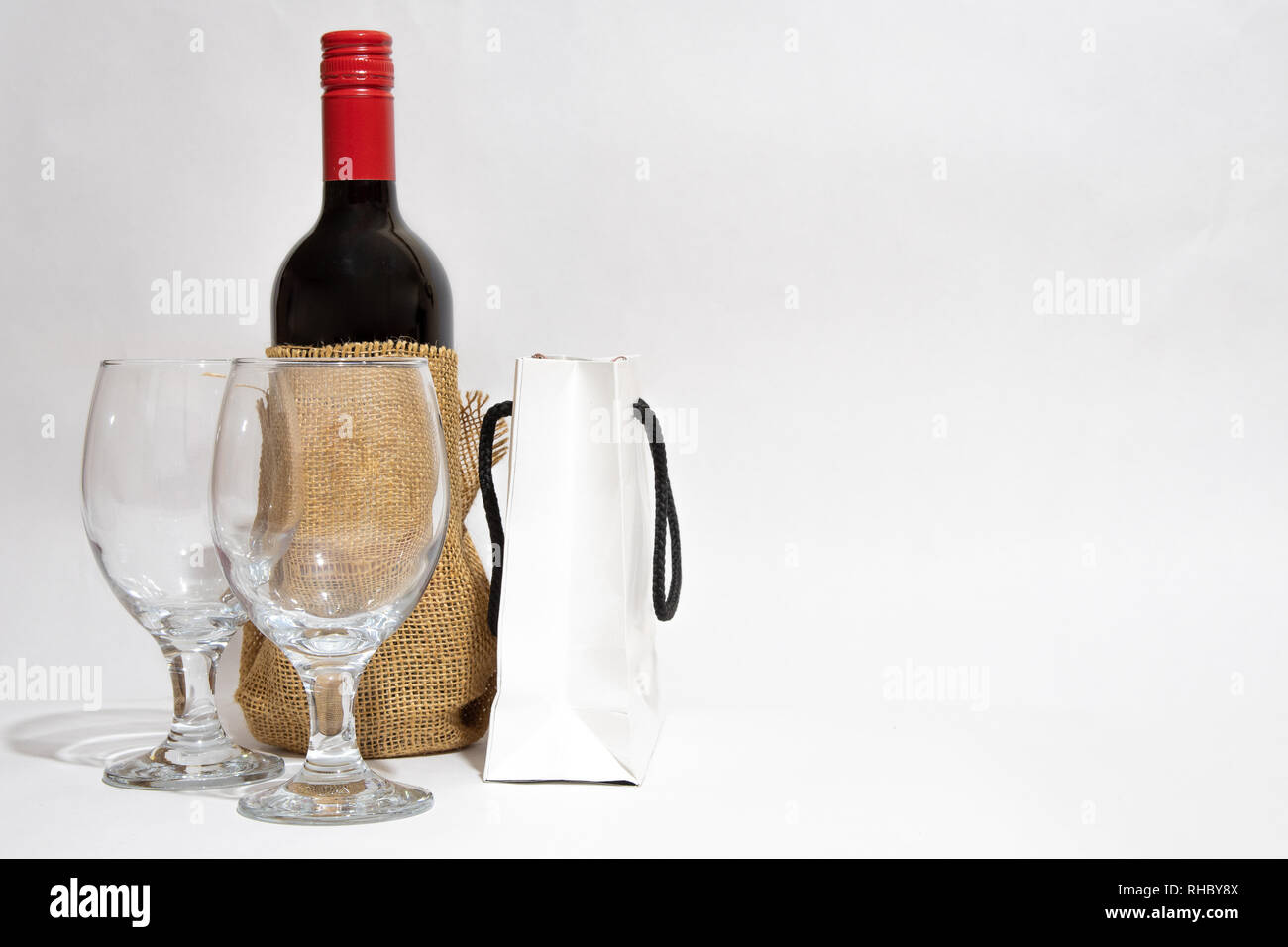 Bouteille De Vin Rouge Un Blanc Et Deux Wineglasses Sac Cadeau Anniversaire Son Anniversaire Valentines Day Photo Stock Alamy Bouteille De Vin Rouge Un Blanc Et Deux Wineglasses Sac Cadeau Anniversaire Son Anniversaire Valentines Day Photo Stock Alamy