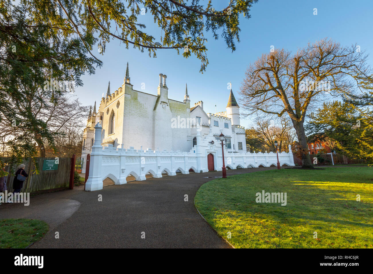 Vue de face de l'entrée de Strawberry Hill House, une villa néo-gothique construite à Twickenham, London par Horace Walpole à partir de 1749 Banque D'Images