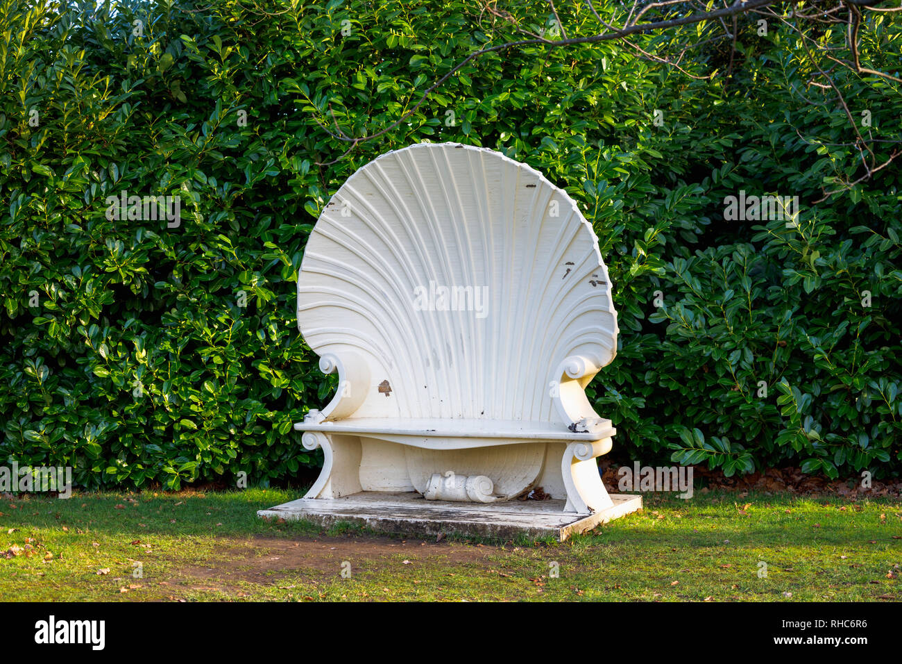 Le grand banc shell style rococo dans les jardins de Strawberry Hill House, une villa néo-gothique construite à Twickenham, London SW par Horace Walpole Banque D'Images