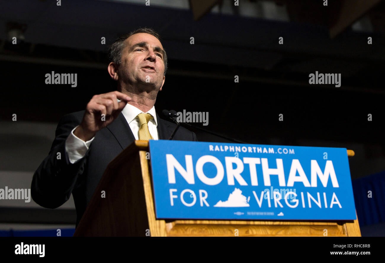 1 février, 2019 - (photo) - Une photo d'un 1984 Eastern Virginia Medical School yearbook page présentant Gov. Ralph Northam montre deux personnes dans ce qui semble être une robe blackface et KKK. Sur la photo : 07 nov., 2017 - Fairfax, Virginie, États-Unis - RALPH NORTHAM se met en scène après avoir remporté la course du gouverneur de Virginie contre adversaire Ed Gillespie. Crédit : Brian Cahn/ZUMA/Alamy Fil Live News Banque D'Images