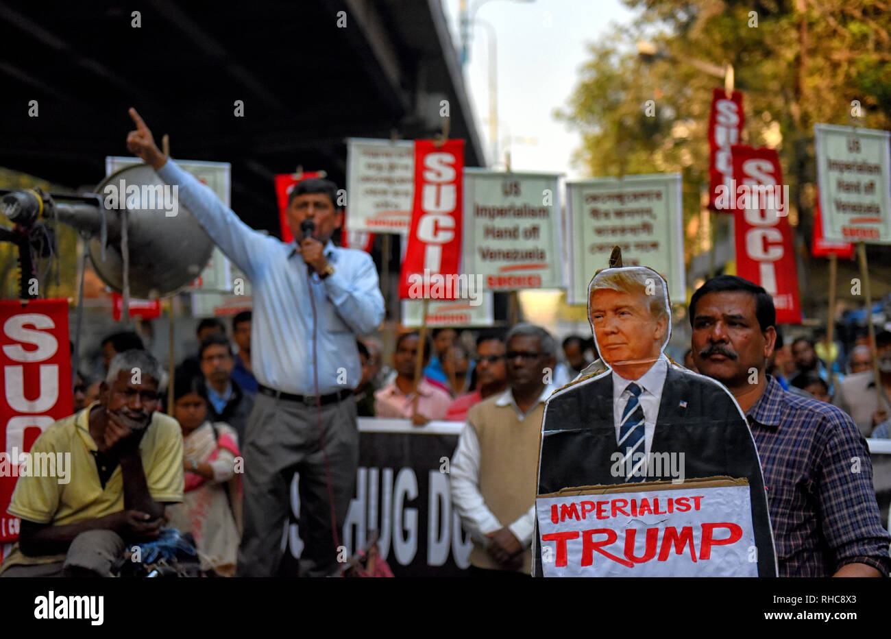 Kolkata, Inde. 06Th Feb 2019. Une activiste vu parlant à côté de l'effigie d'Atout lors d'une protestation contre la décision de Donald Trump pour soutenir Juan Guaido comme le président légitime du Venezuela. Credit : SOPA/Alamy Images Limited Live News Banque D'Images