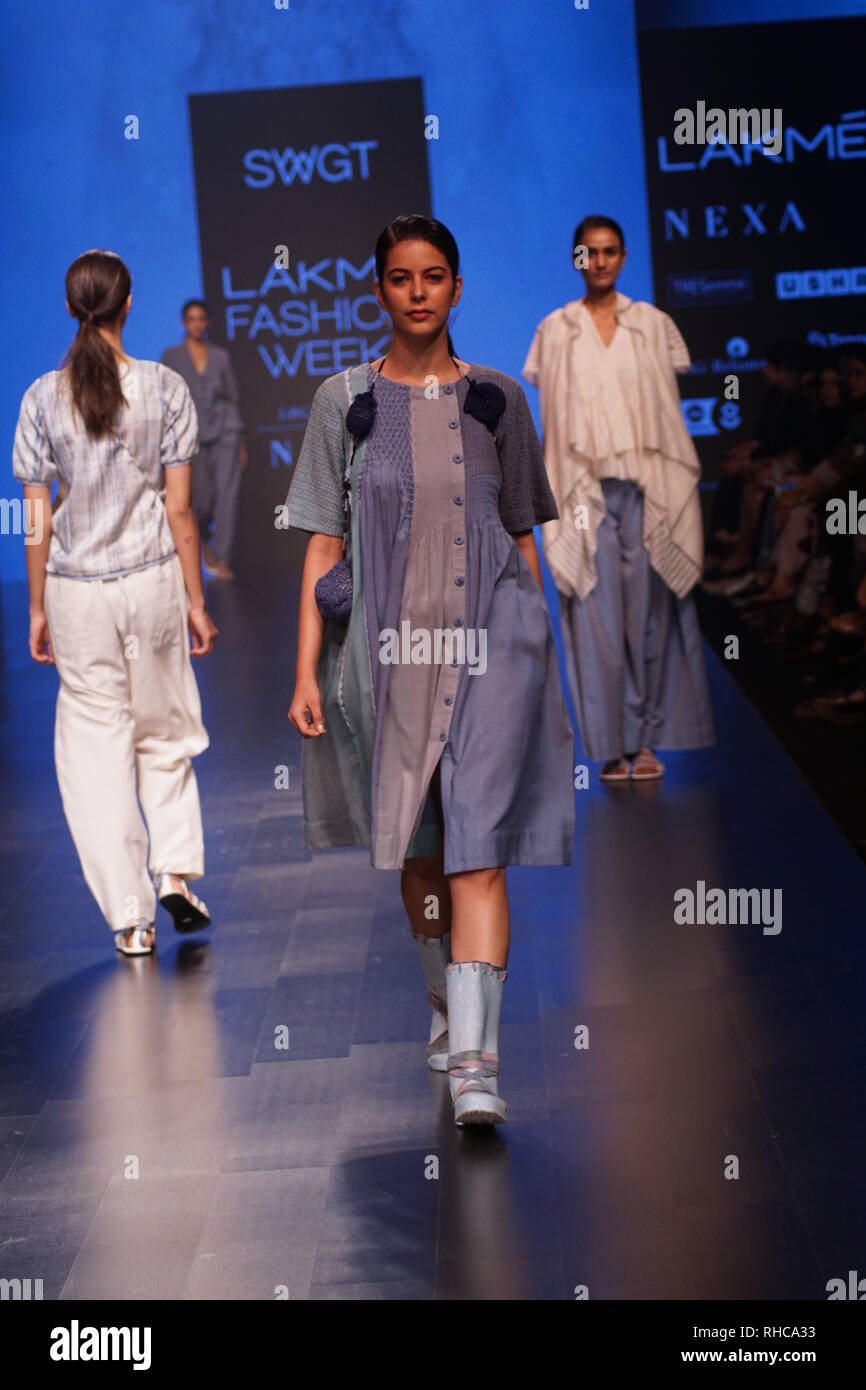 Mumbai, Inde, 1er févr. 2019 : Modèle à pied la rampe pour SWGT lakme fashion week à création collection été 2019.à júlio, jardin ,mumbai BKC au 1er mai 2019. Photo par Prodip Guha Banque D'Images
