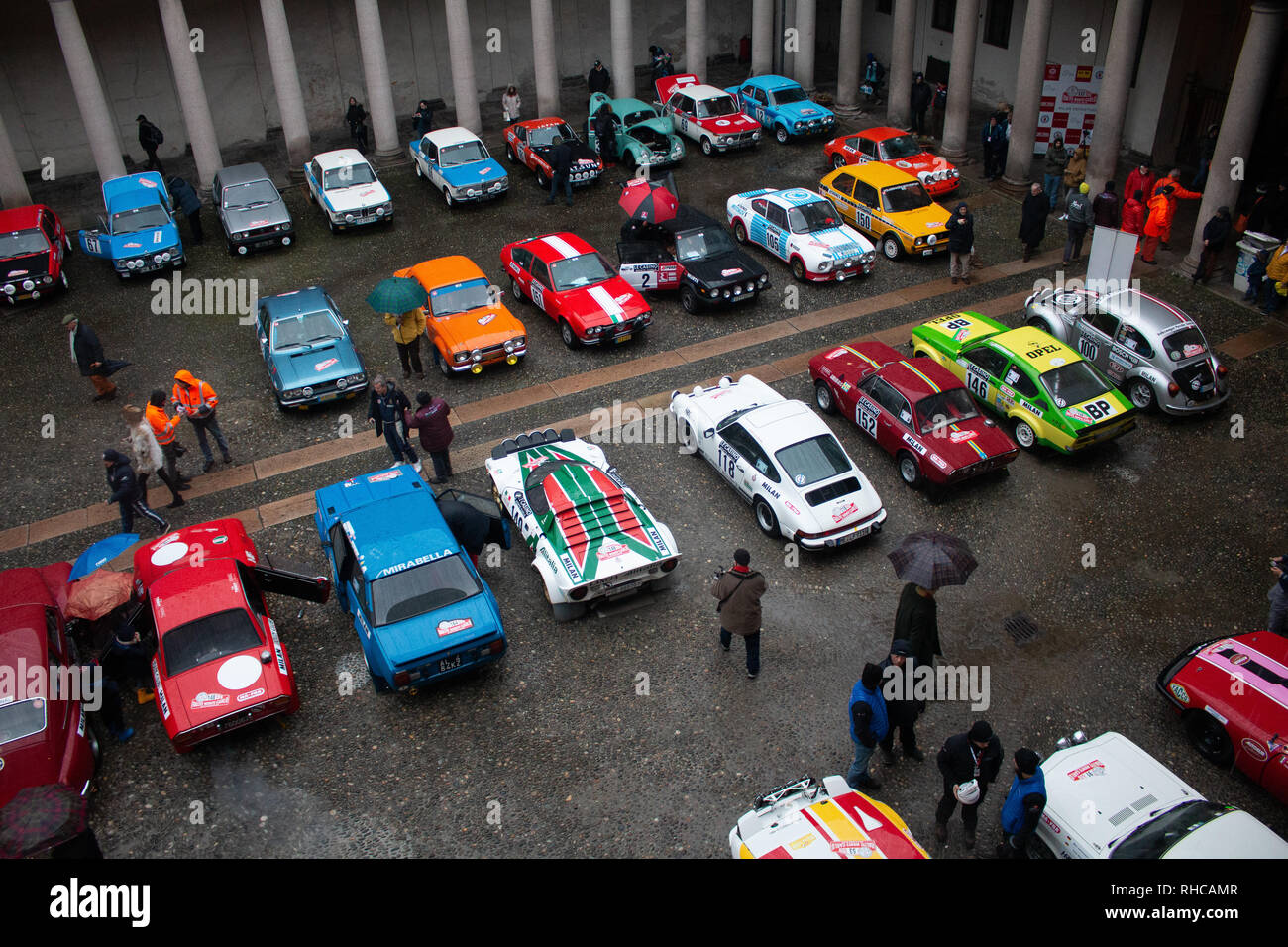 Milan, Italie. 06Th Feb 2019. Classic cars alignés pour le Rallye Monte-Carlo Historique 2019 la race à partir de Milan pour la première fois depuis 1932. Credit : Alessandro Bremec/Alamy Live News Banque D'Images