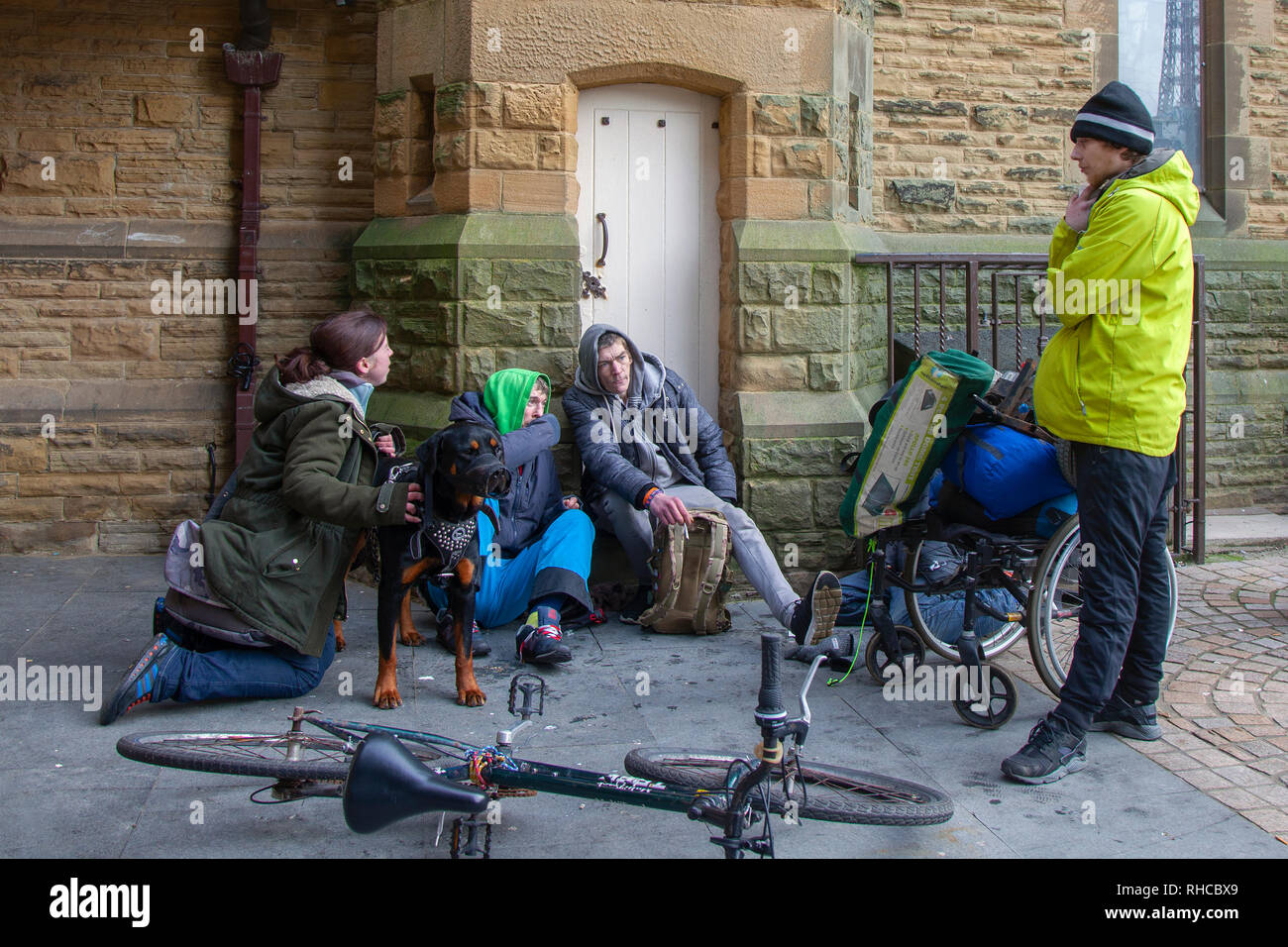 Blackpool, Lancashire, Royaume-Uni. 1er février 2019. Météo France : journée froide à Blackpool aussi récemment expulsé les gens se rassemblent à l'église St Johns pour voir si l'église s'offrent de l'hébergement de la nuit. L'église reconnaîtra les habitants de la rue si la température tombe sous le point de congélation, et alors seulement dans moins de 25 ans. L'unité de décision est prise sans-abri recueillir de l'extérieur en attente de la décision. Credit : MediaWorldImages/Alamy Live News Banque D'Images