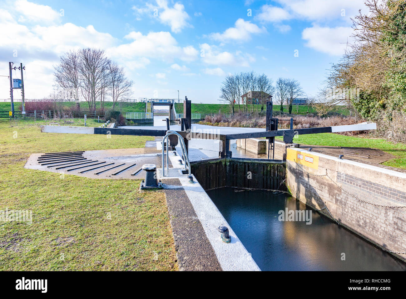 Northampton. Royaume-uni le 2 février 2019. Un disque du jour au lendemain le gel et les températures du matin 0 degs a gelé les eaux au Weston Favell verrou sur la rivière Nene. Credit : Keith J Smith./Alamy Live News Banque D'Images