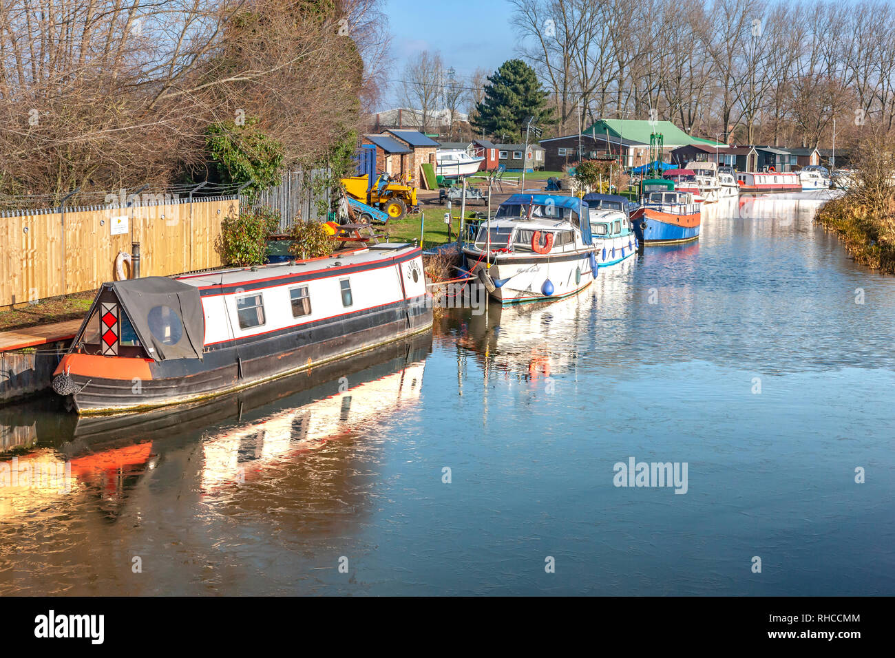 Northampton. Royaume-uni le 2 février 2019. Un disque du jour au lendemain le gel et les températures du matin 0 degs a gelé les eaux au Weston Favell verrou sur la rivière Nene. Credit : Keith J Smith./Alamy Live News Banque D'Images