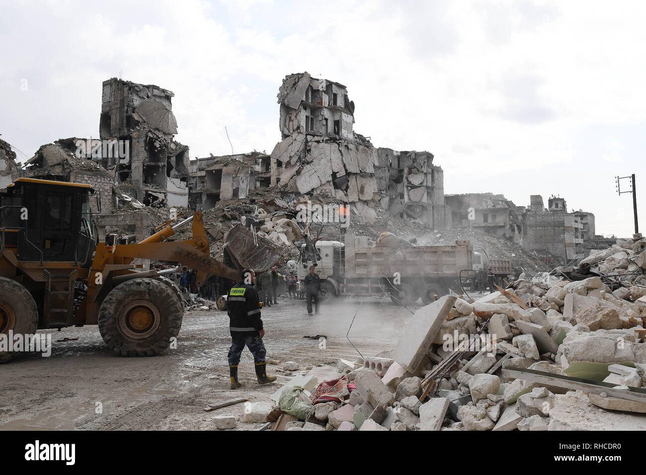Alep, Syrie. 2 février 2019. Les sauveteurs effacer les débris d'un à Alep, en Syrie, le 2 février 2019. Un bâtiment dans la partie orientale de la ville d'Alep en Syrie du nord s'est effondré, tuant le samedi 11 à l'intérieur, l'agence SANA a rapporté. Source : Xinhua/Alamy Live News Banque D'Images