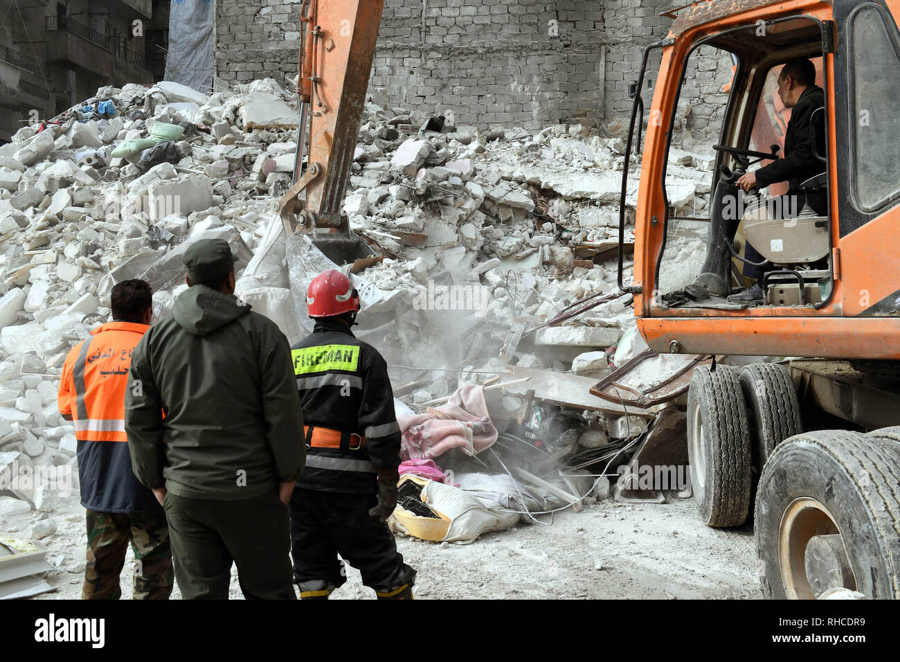 Alep, Syrie. 2 février 2019. Les sauveteurs effacer les débris d'un à Alep, en Syrie, le 2 février 2019. Un bâtiment dans la partie orientale de la ville d'Alep en Syrie du nord s'est effondré, tuant le samedi 11 à l'intérieur, l'agence SANA a rapporté. Source : Xinhua/Alamy Live News Banque D'Images