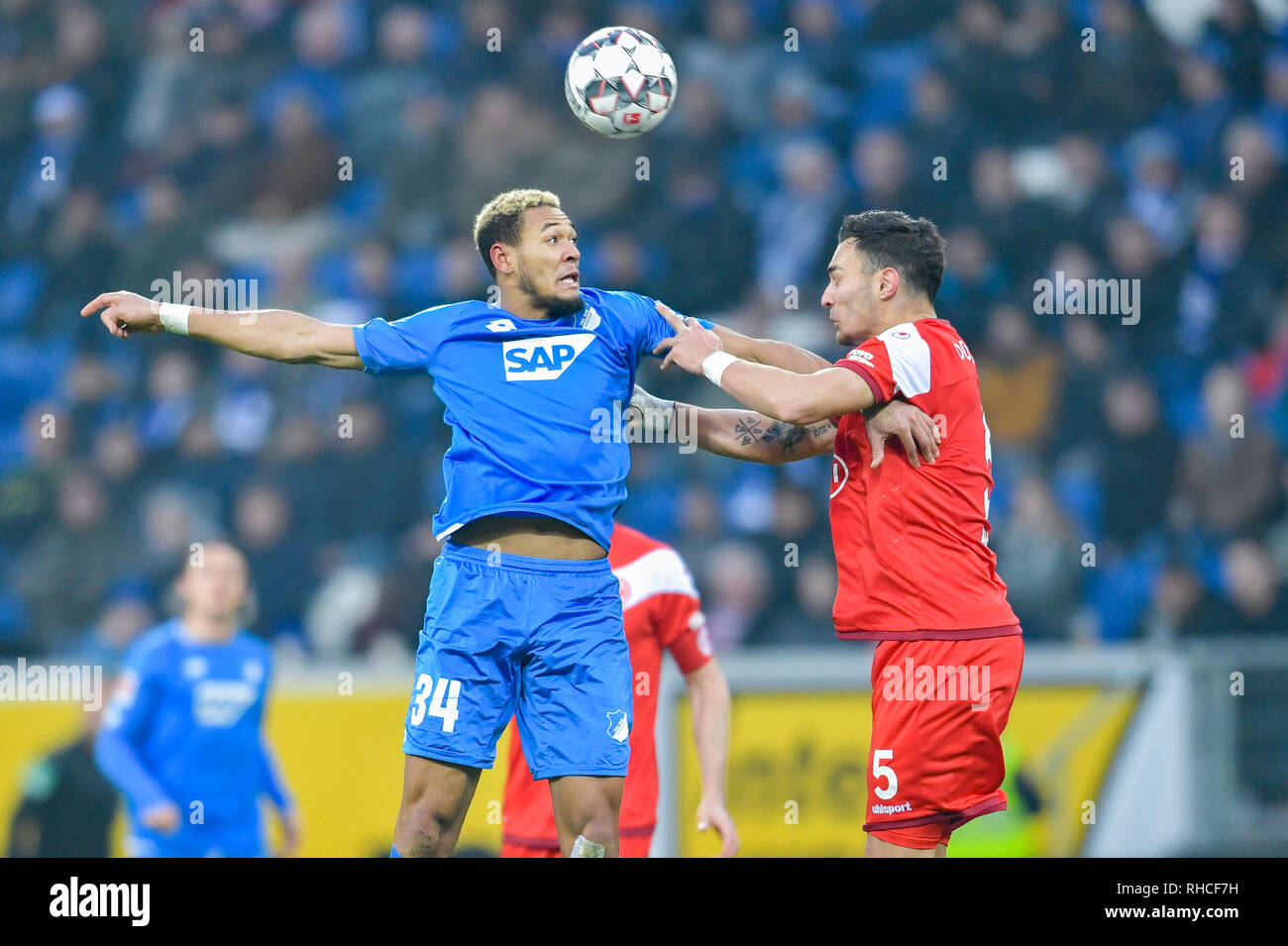 L'Allemagne. 02 févr., Berlin, 2019. Soccer : Bundesliga, 1899 Hoffenheim - Fortuna Düsseldorf, 20e journée, dans le PreZero Arena. Hoffenheim est Joelinton Cassio Apolinario de lire (l) et Düsseldorf Kaan Ayhan lutte pour la balle. Credit : Uwe Anspach/DPA - NOTE IMPORTANTE : en conformité avec les exigences de la DFL Deutsche Fußball Liga ou la DFB Deutscher Fußball-Bund, il est interdit d'utiliser ou avoir utilisé des photographies prises dans le stade et/ou la correspondance dans la séquence sous forme d'images et/ou vidéo-comme des séquences de photos./dpa/Alamy Live News Crédit : afp photo alliance/Alamy Live N Crédit : Banque D'Images