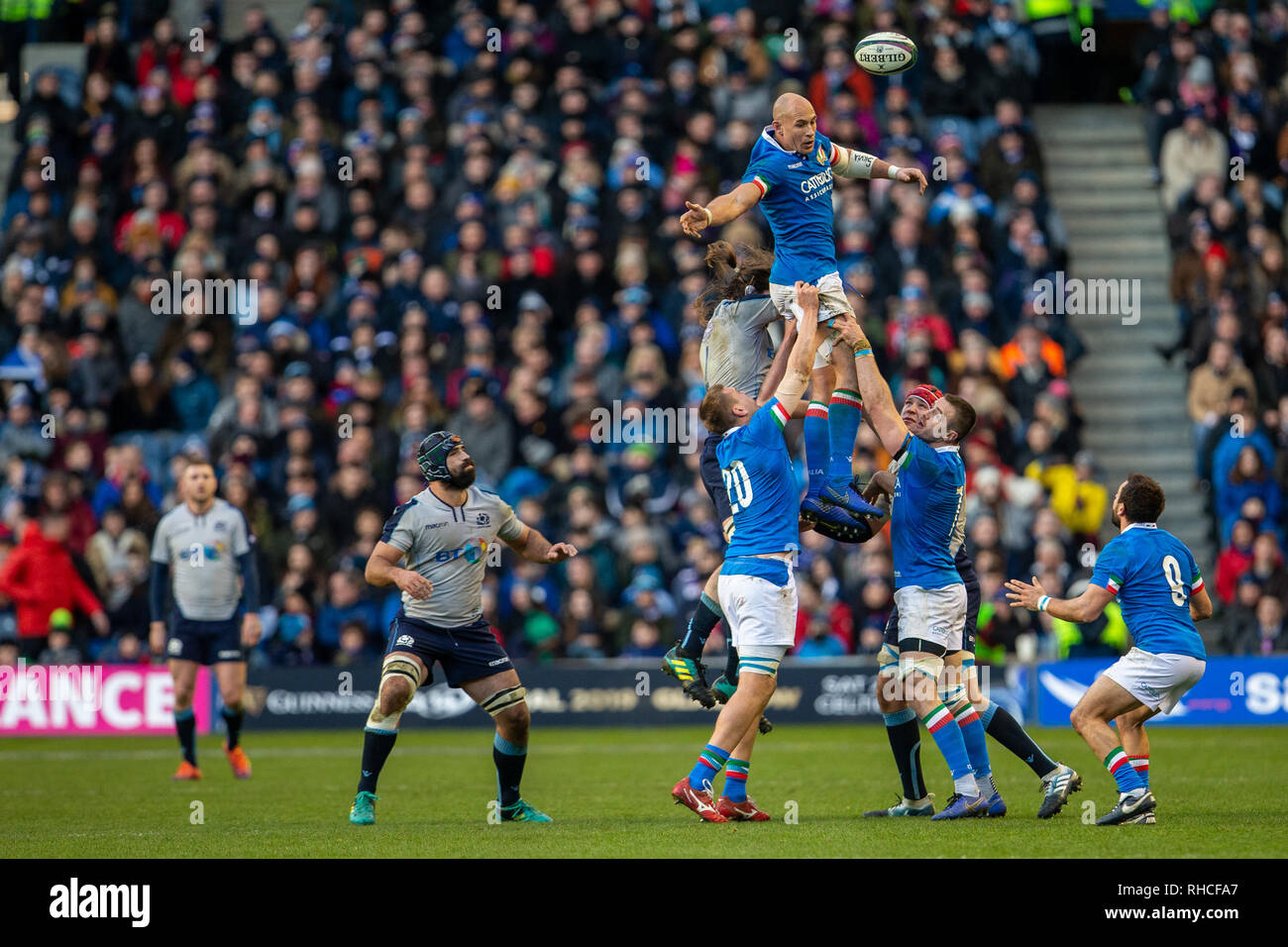 Le stade de Murrayfield, Edinburgh, UK. Feb, 2019 2. Six Nations Guinness Rugby Championship, l'Ecosse contre l'Italie ; Sergio Parisse de l'Italie remporte un crédit line out : Action Plus Sport/Alamy Live News Banque D'Images