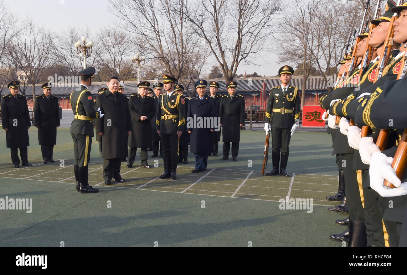 La Chine, 1er février 2019. (190202) -- BEIJING, 2 février 2019 (Xinhua) -- le président chinois Xi Jinping, également secrétaire général du parti communiste de Chine et président du Comité central de la Commission militaire centrale, observe une formation d'une unité de la garde du drapeau national à Beijing, capitale de Chine, le 2 février 2019. Le président Xi Jinping fête prolongée salutations à soldats et officiers de l'Armée populaire de libération (APL), des policiers armés, des milices et des forces de réserve samedi. Xi a visité le Commandement de la garnison de Beijing PLA avant la fête du printemps (Nouvel An Chinois), qui tombe le 10 févr. Banque D'Images