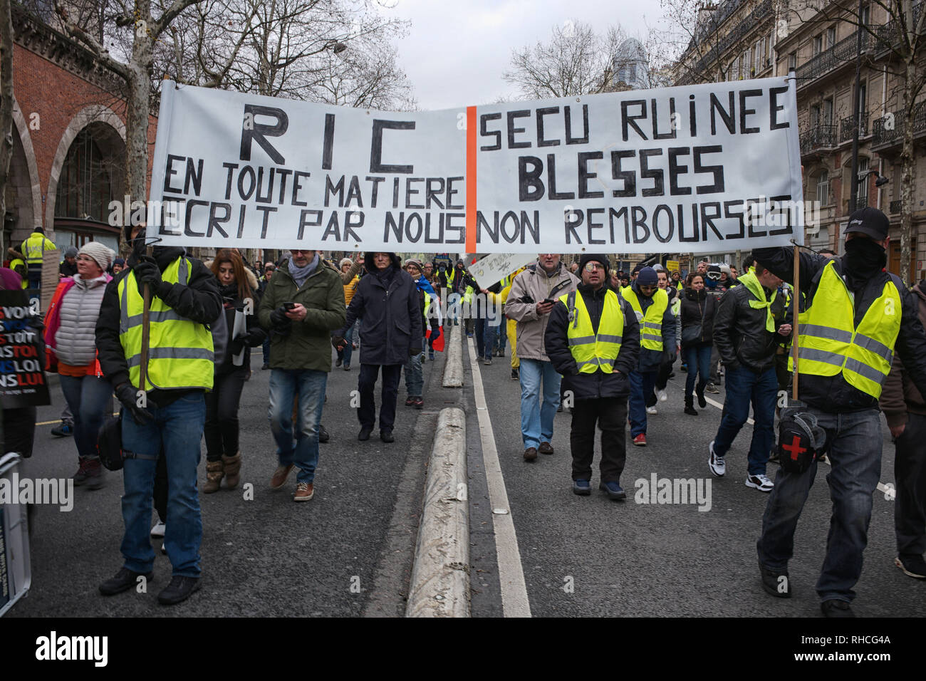 Avenue Daumesnil, Paris, France. 2 février 2019. Les manifestants protestent contre les violences policières contre les manifestations, et pour les victimes et blessés, dans cette photo, la marche sur l'Avenue Daumesnil Crédit : Roger Ankri/Alamy Live News Banque D'Images