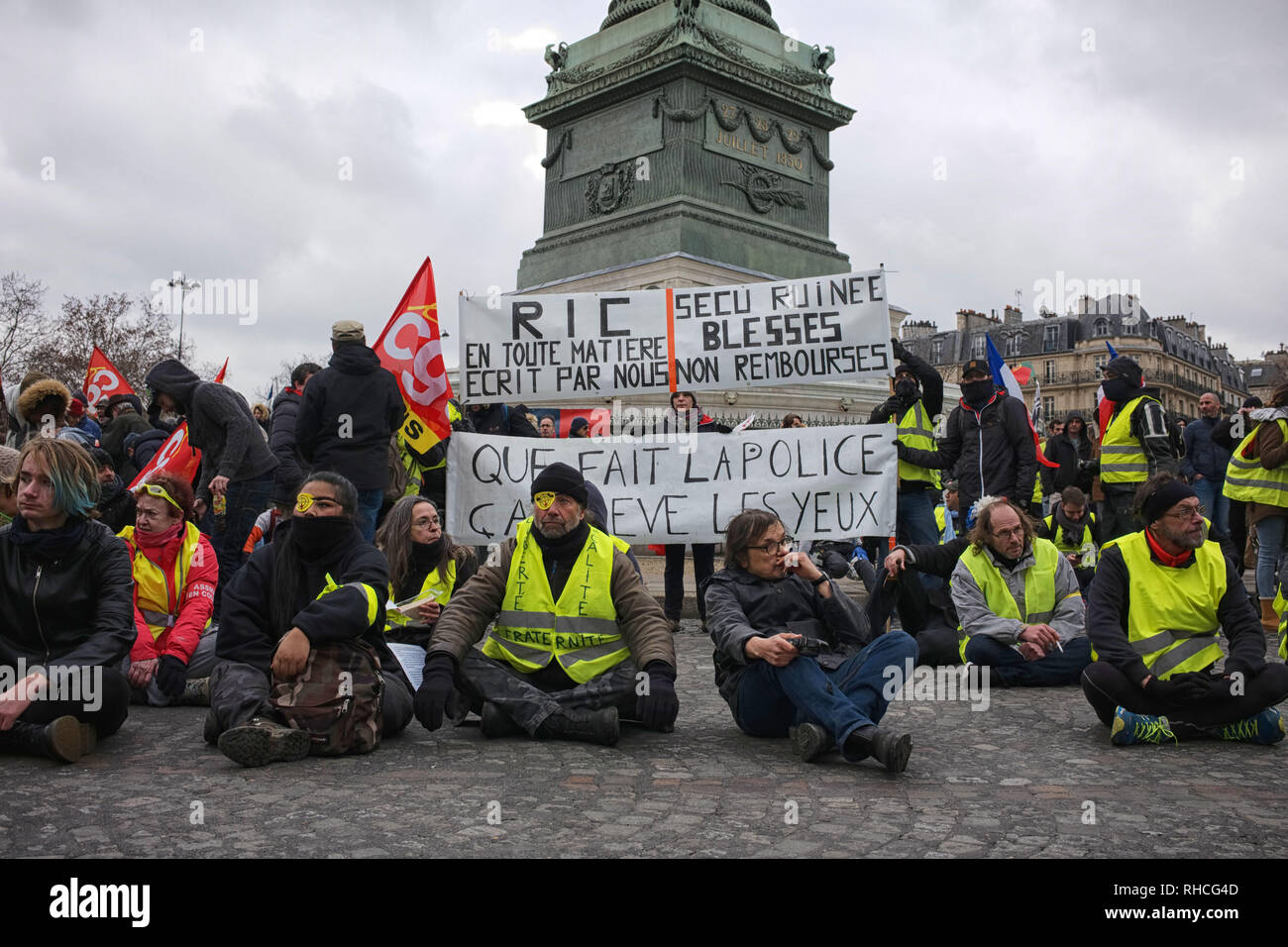 Avenue Daumesnil, Paris, France. 2 février 2019. Des manifestants sont assis et l'observation d'une minutes de silence pour les victimes des manifestations et blessés par la police. Assis à Bastille Crédit : Roger Ankri/Alamy Live News Banque D'Images