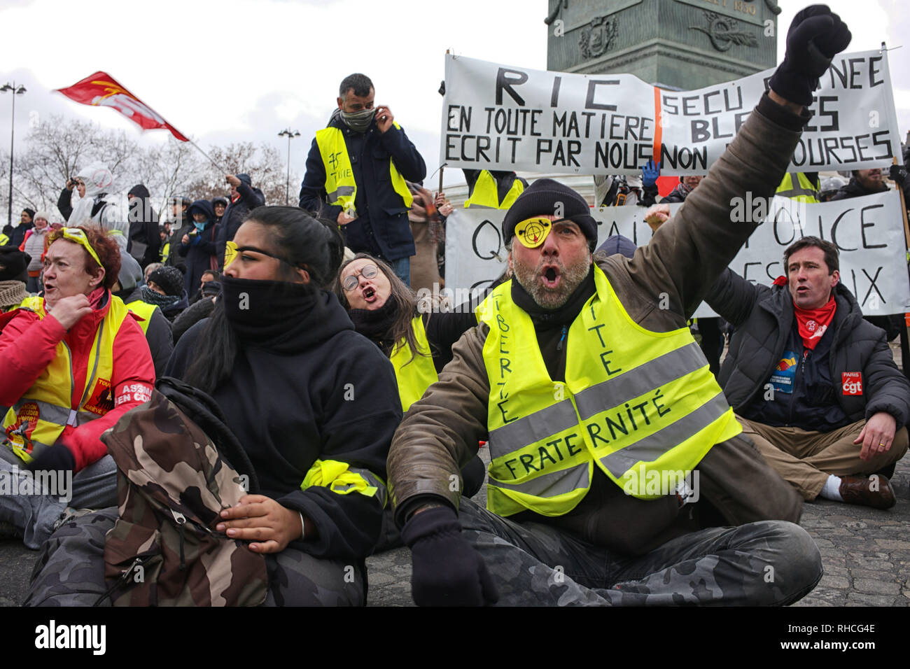 Avenue Daumesnil, Paris, France. 2 février 2019. Assis sur le plancher pour les victimes et les blessés, à la Place de La Bastille : Crédit Roger Ankri/Alamy Live News Banque D'Images