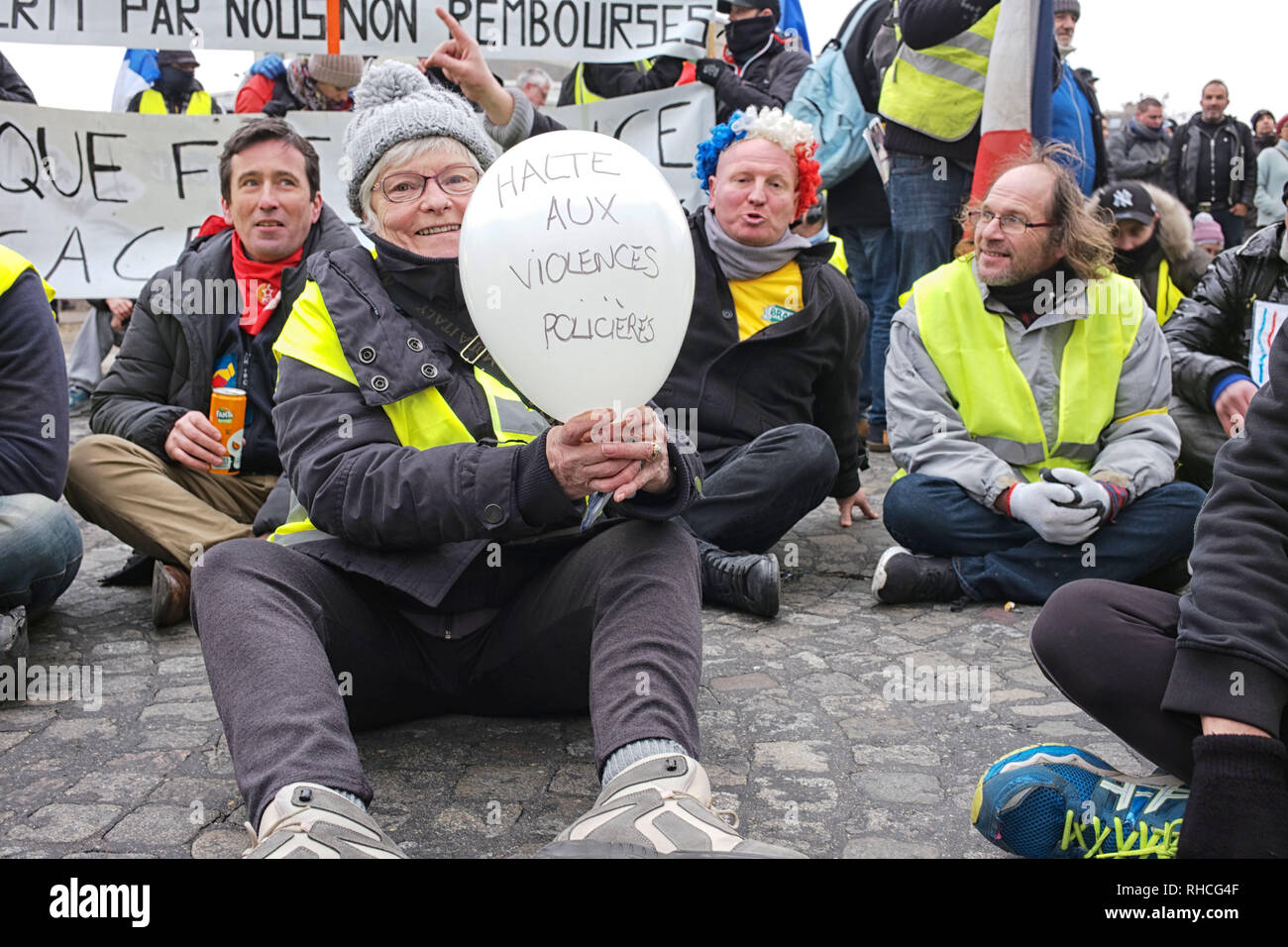 Avenue Daumesnil, Paris, France. 2 février 2019. Les manifestants protestent contre les violences policières contre les manifestations, et pour les victimes et les blessés, assis sur le plancher pour l'vicitms et blessés. Credit : Roger Ankri/Alamy Live News Banque D'Images