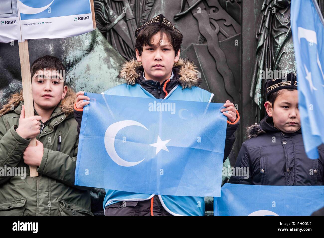 Munich, Bavière, Allemagne. Feb, 2019 2. En Allemagne, les enfants ouïghours protestant avec le drapeau du Turkestan oriental, qui est également connu comme la province autonome du Xinjiang. pour protester contre la prétendue répression musulman'' par le Parti communiste chinois dans la région autonome du Xinjiang en Chine. La région est contient environ 26 millions de personnes, 11 millions d'entre eux sont les Ouïghours turcophones ethnique qui appellent encore la région East Turkestan . Le PCC a placé plus de 1 millions d'Ouighours réeducation ca Credit : Crédit : ZU ZUMA Press, Inc./Alamy Live News Banque D'Images