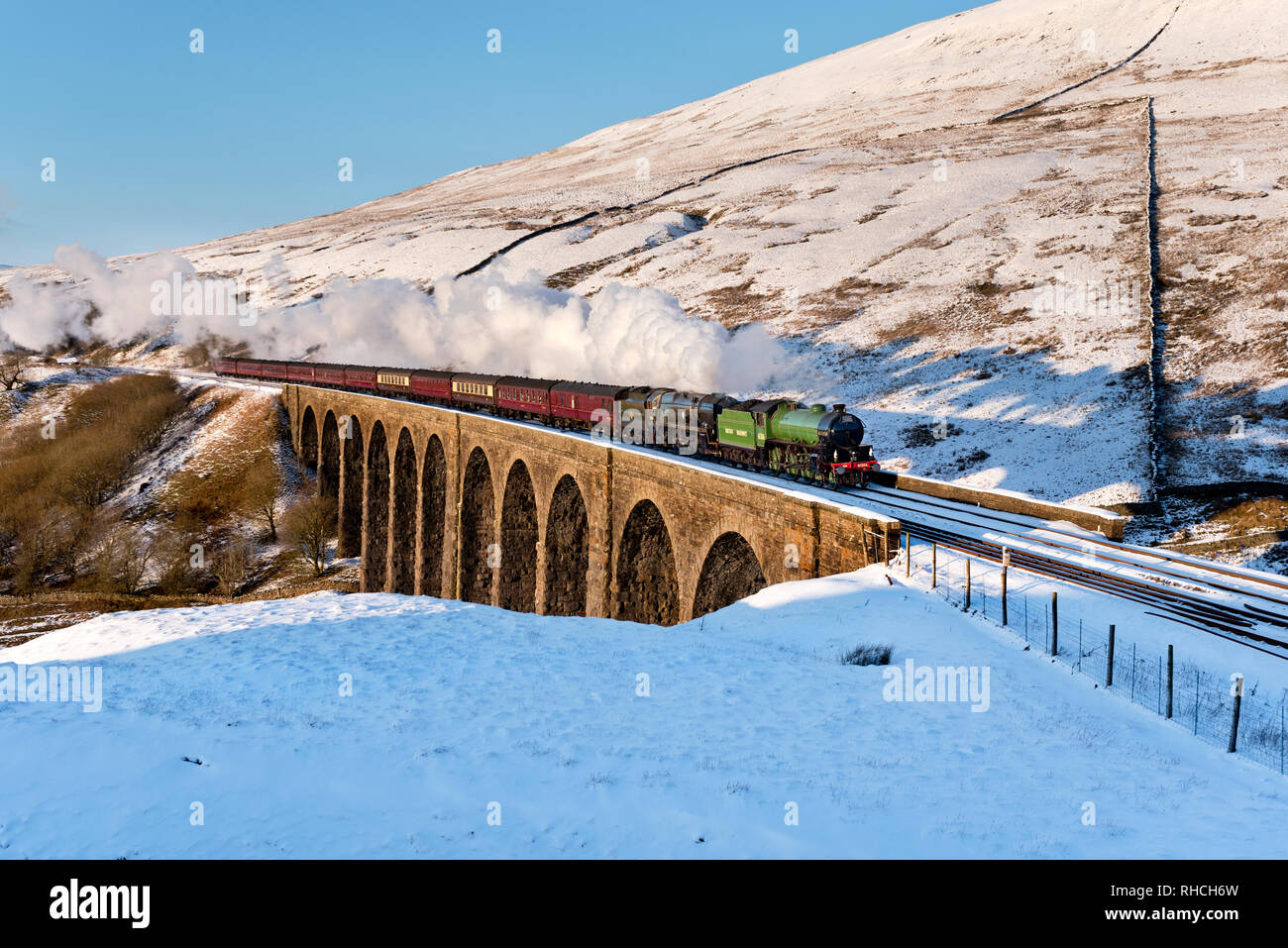 , Dentdale Yorkshire Dales. 2 février 2019. L'hiver la montagne de Cumbrie Express traverse Arten Gill Viaduct sur la célèbre ligne de chemin de fer Settle-Carlisle dans snowy, Dentdale Yorkshire Dales National Park, Royaume-Uni. Le train spécial est remorqué par des locomotives à deux têtes de l'Inde britannique 'ligne' et 'Mayflower'. Double-dirigé des trains à vapeur sur la ligne principale sont très rares, et c'est une combinaison inhabituelle de locomotives. Crédit : John Bentley/Alamy Live News Banque D'Images