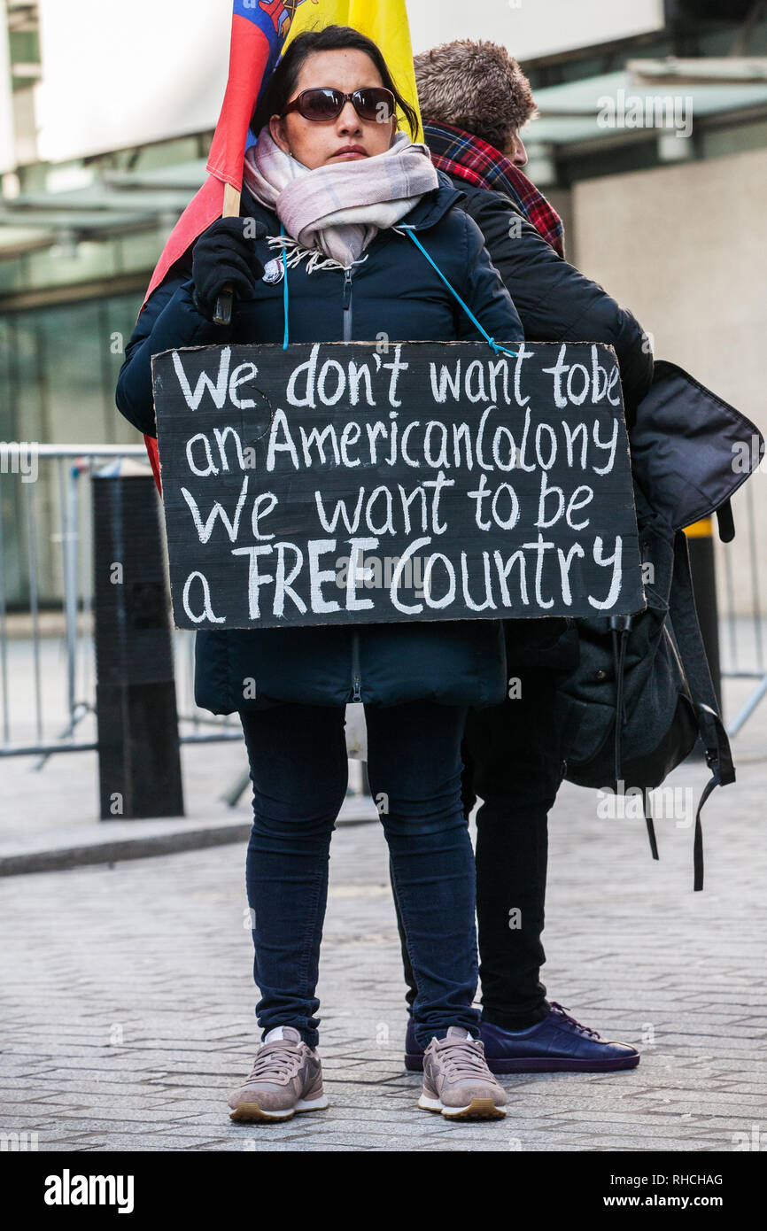 Londres, Royaume-Uni. 2 Février, 2019. Les partisans du gouvernement vénézuélien de Nicolás Maduro assister à une manifestation organisée par le Groupe Communiste Révolutionnaire en dehors de la BBC Broadcasting House pour mettre en évidence la perception de partialité des médias à l'appui de Juan Guaidó, le directeur de l'Office national de l'Assemblée vénézuélienne, qui avait lui-même déclaré président par intérim du Venezuela la semaine précédente. Credit : Mark Kerrison/Alamy Live News Banque D'Images