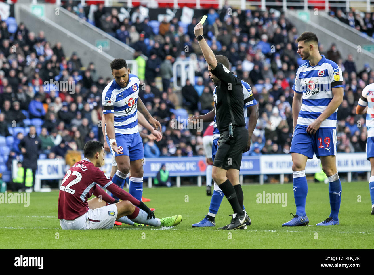 Madejski Stadium, Reading, au Royaume-Uni. 2 Février 2019Anwar El Ghazi de Aston Villa reçoit un carton jaune pour la plongée dans la surface de réparation au cours de l'EFL Sky Bet match de championnat entre lecture et Aston Villa au stade Madejski, lecture, l'Angleterre le 2 février 2019. Photo de Ken d'Étincelles. Usage éditorial uniquement, licence requise pour un usage commercial. Aucune utilisation de pari, de jeux ou d'un seul club/ligue/dvd publications. Credit : UK Sports Photos Ltd/Alamy Live News Banque D'Images