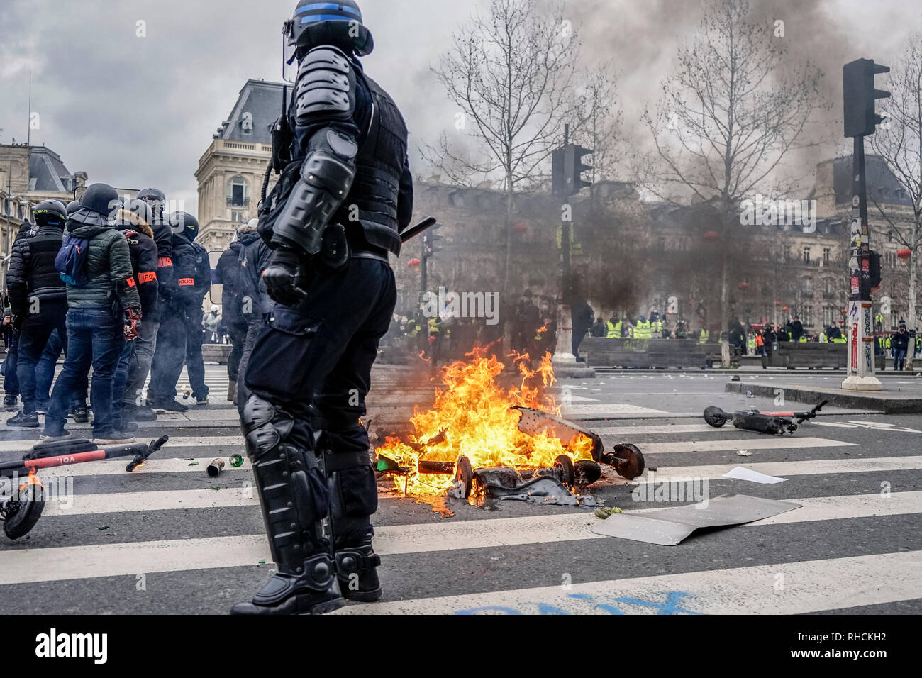 Paris, France. 2 février 2019.Des milliers de jaune (gilets jaunes)  Manifestations à Paris appelant à réduire les taxes sur le carburant, la  réintroduction de l'impôt de solidarité sur la fortune, une augmentation