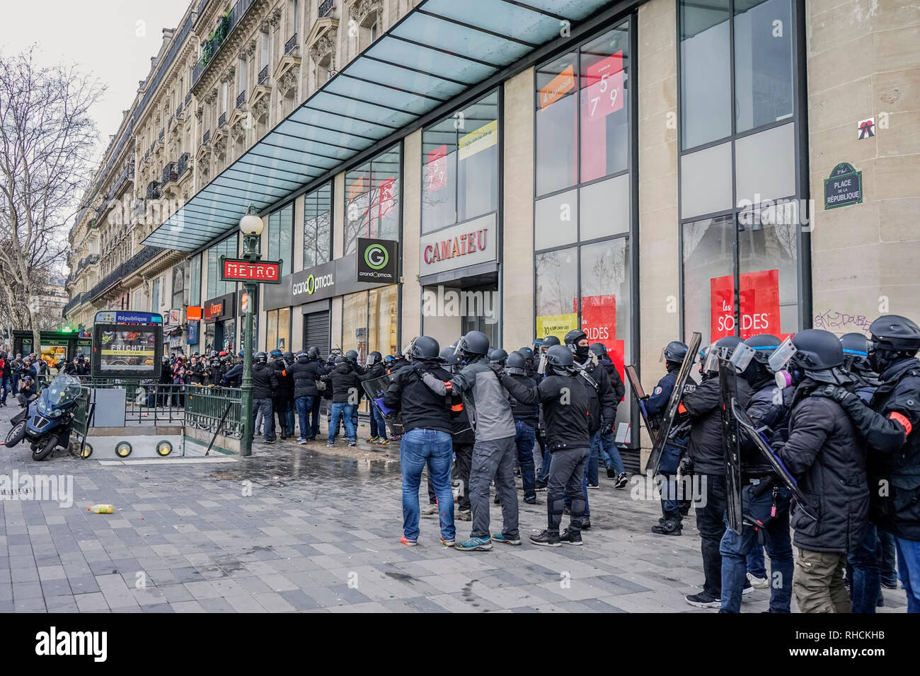 Paris France 2 Février 2019des Milliers De Jaune Gilets