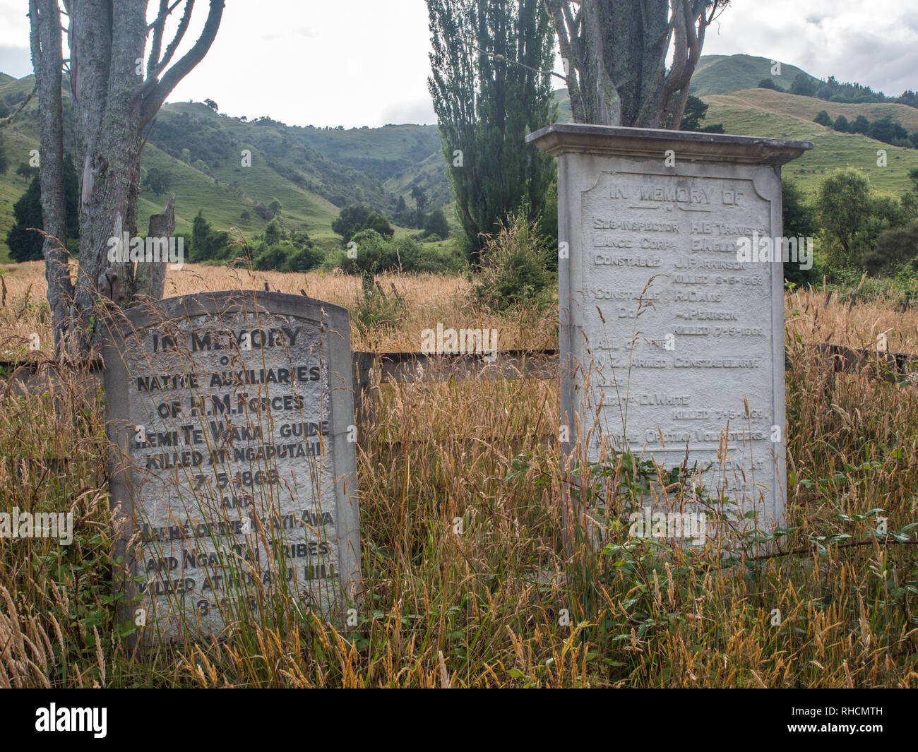 Deux pierres tombales du souvenir pour les soldats du gouvernement ont tué Mai 1869 par résistance à l'invasion des guerriers Tuhoe, Ruatahuna, Te Urewera, île du Nord Nouvelle-zélande Banque D'Images