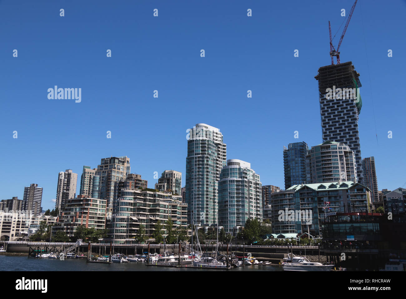 Vancouver, BC, Canada - juillet 2018 - ville moderne avec l'architecture contemporaine et bateaux sur False Creek. Banque D'Images