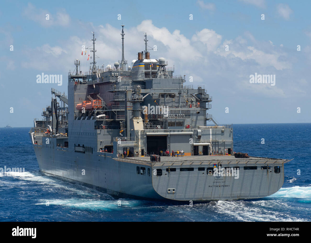 Les cargaisons sèches et de munitions ship USNS Matthew Perry (T-AKE 9) traverse l'Océan Indien, après un ravitaillement en mer avec le porte-avions USS JOHN C. STENNIS (CVN 74), le 31 janvier 2019. Le John C. Stennis est déployé pour la 7è zone des opérations de la flotte à l'appui de la sécurité et de la stabilité dans la région Indo-Pacifique. (U.S. Photo par marine Spécialiste de la communication de masse Seaman Jeffery L. Southerland) Banque D'Images
