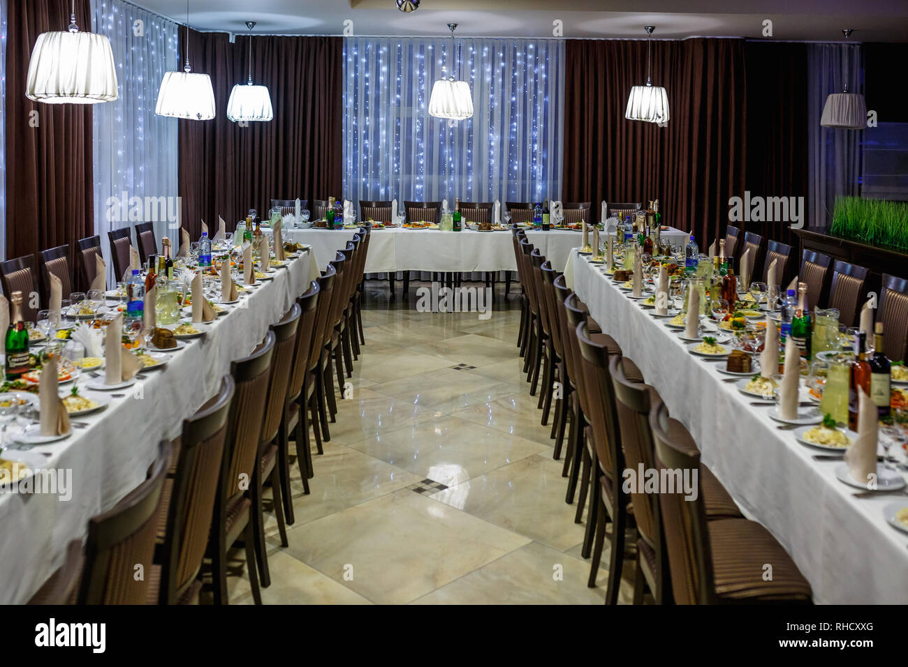 Minsk, Belarus - Janvier 2019 : Vue de l'été pour un dîner de mariage décoration table. dans le restaurant elite Banque D'Images