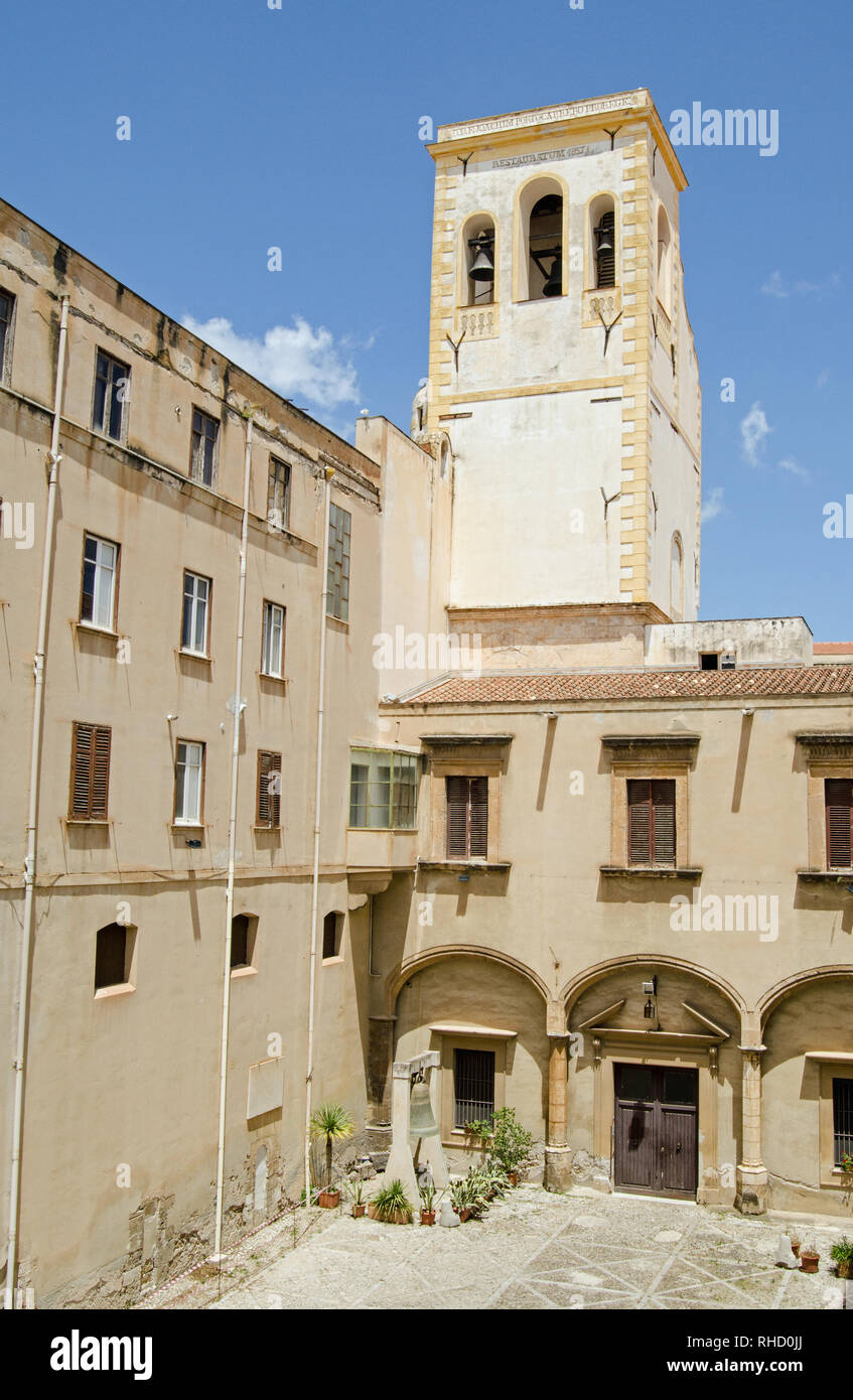 Élever vue de la cour historique de l'ancien couvent des pères Teatini qui est maintenant utilisée pour house Palermo's Archives de l'État. Vu sous le soleil d'summ Banque D'Images