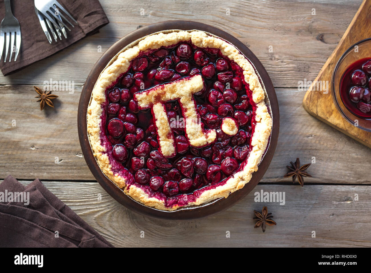 Le jour de Pi - Tarte aux cerises Tarte aux cerises traditionnels faits maison avec Pi signe pour 14 maison de vacances. Banque D'Images