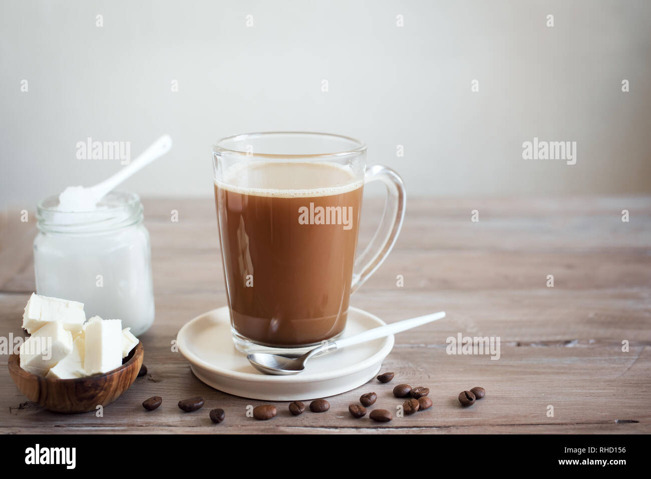 Bulletproof, café mélangé à du beurre biologique et MCT huile de noix de coco, paleo, céto, régime cétogène verre petit déjeuner. Banque D'Images