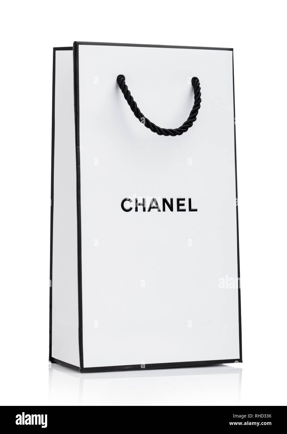 Londres, Royaume-Uni - 15 janvier 2019 : Chanel sac de shopping, papier blanc avec rayures noires et des lettres on white Banque D'Images