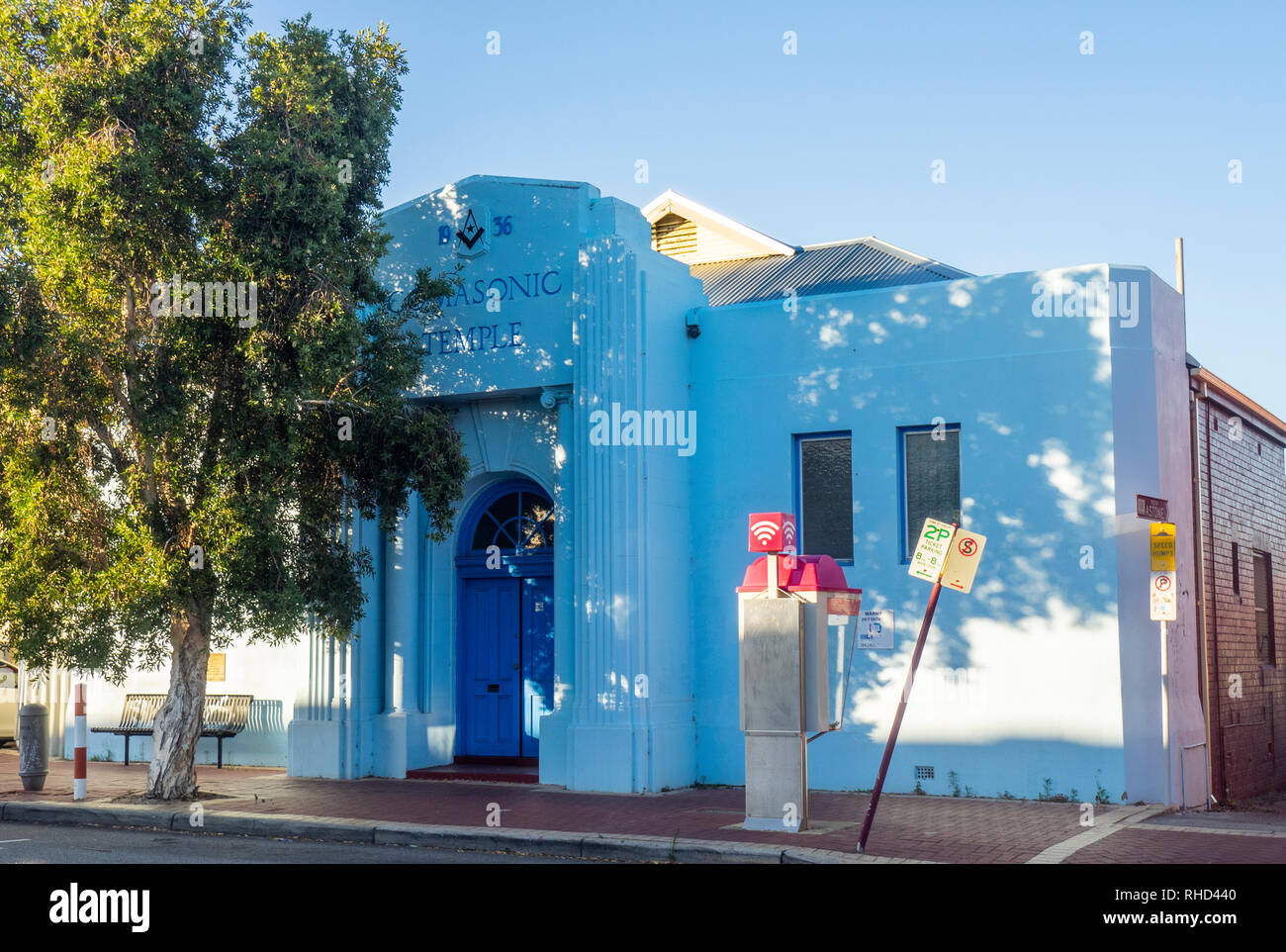 Une cabine téléphonique publique Telstra en dehors du Temple Maçonnique hall sur Brisbane Street Perth WA l'Australie. Banque D'Images