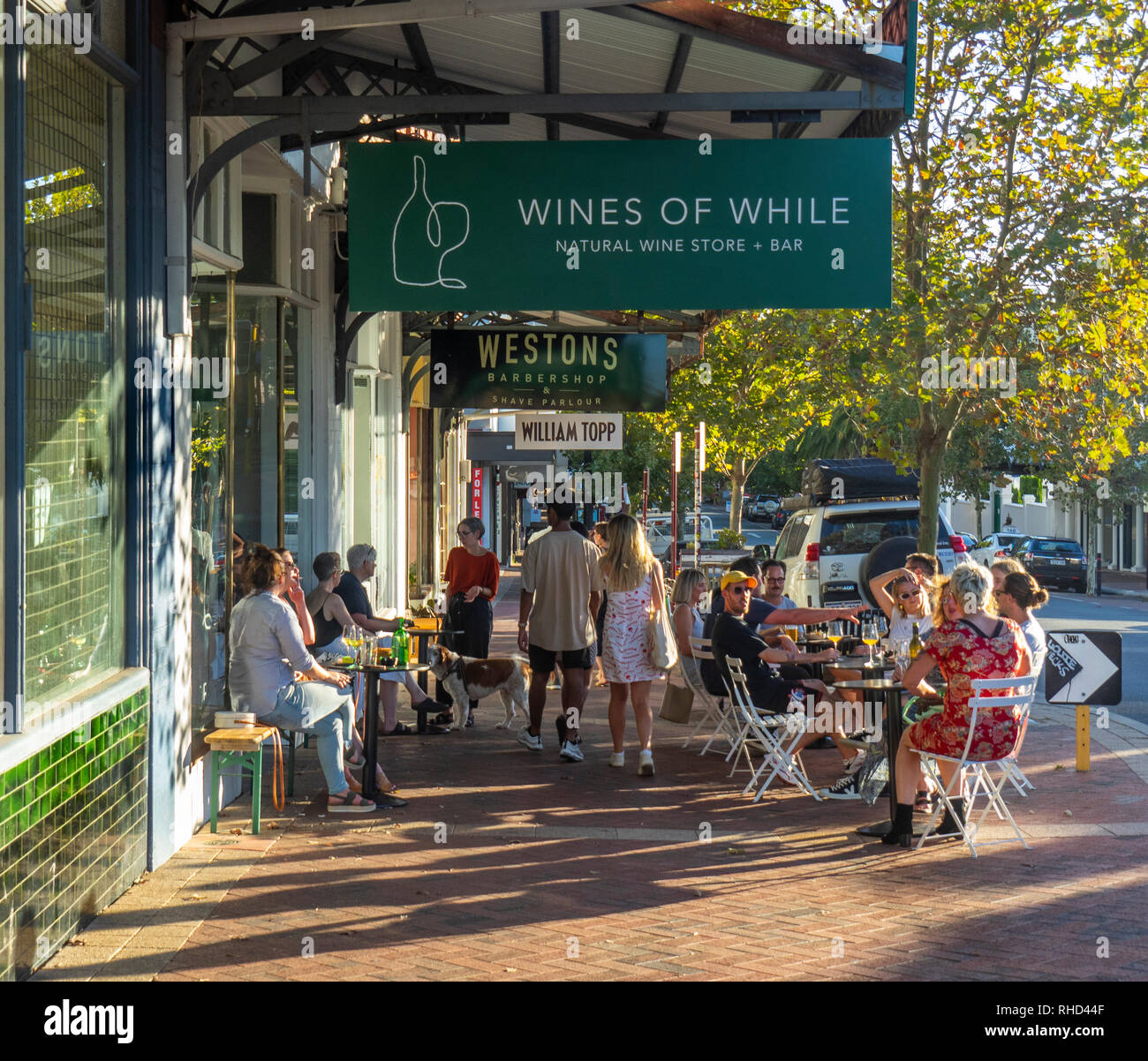 Les gens assis à l'extérieur, sur le trottoir à l'extérieur en plein air tandis que les vins de Wine bar sur la rue William Northbridge Perth WA l'Australie. Banque D'Images