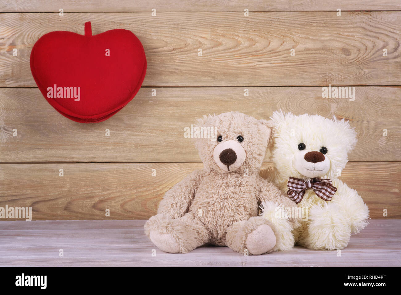 Couple d'oursons en peluche avec coeur sur table en bois. Valentines Day background. Coeur d'amour. retro style romantique. Banque D'Images