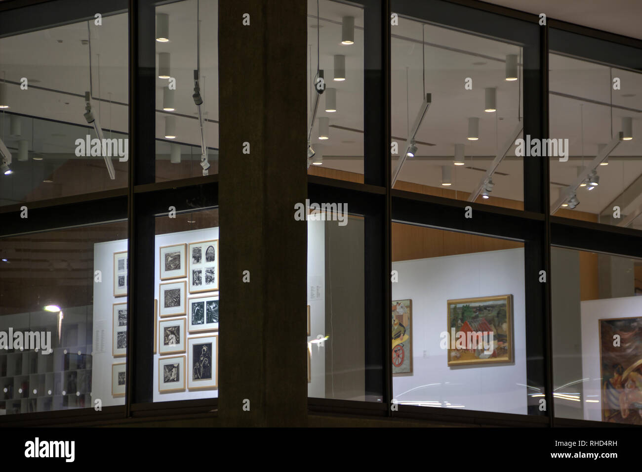 Belgrade, Serbie - Vue de nuit le musée d'art contemporain situé à Usce parc à côté de la confluence de la Sava et du Danube Banque D'Images