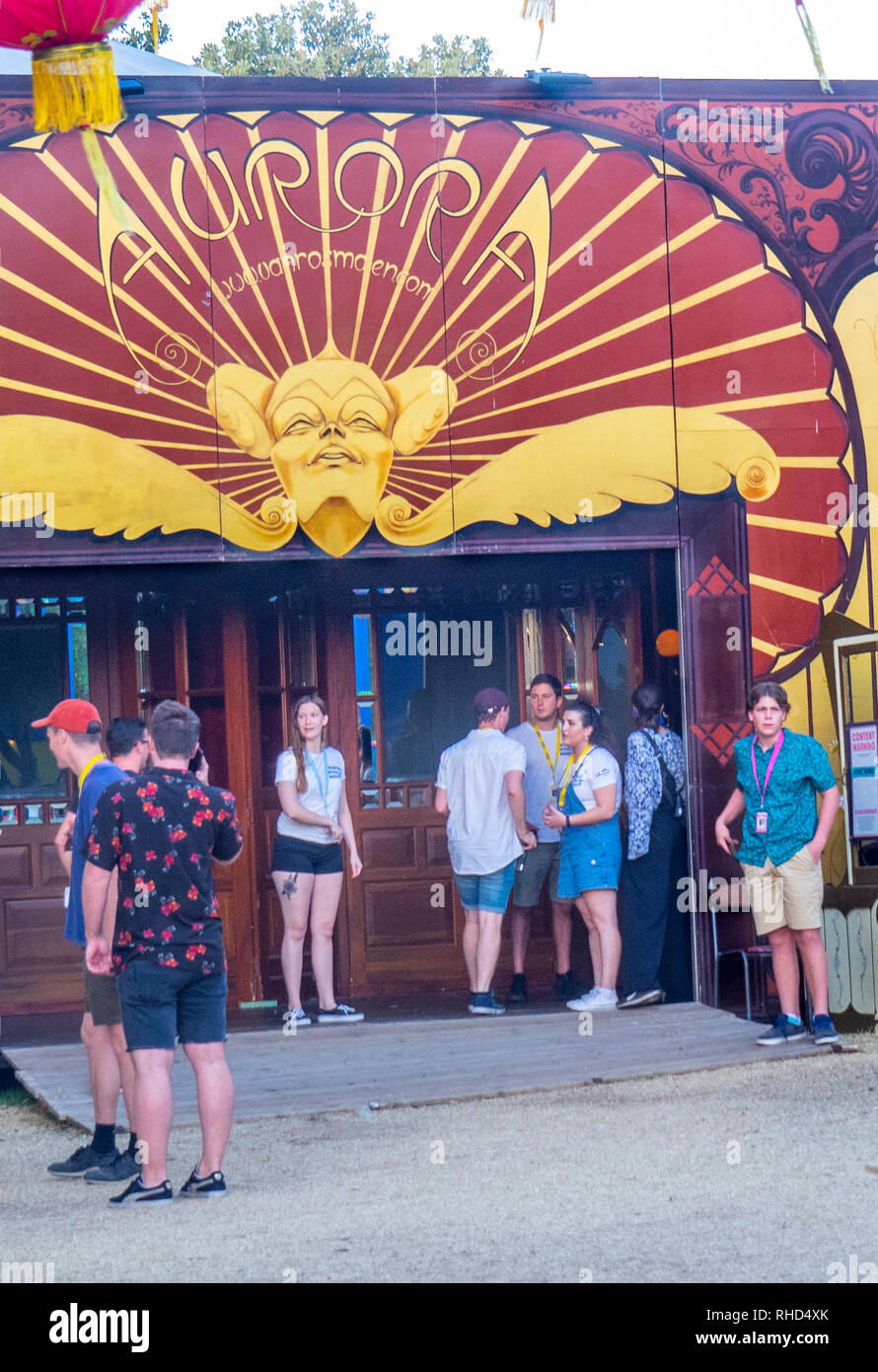 Groupe de personnes debout à l'extérieur du théâtre Aurora Spiegeltent pop up au Fringe Festival Mondial Russell Square Northbridge Perth WA l'Australie. Banque D'Images