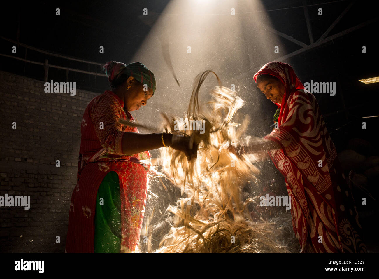 DHAKA, BANGLADESH - 24 janvier : Les femmes qui travaillent dans environmentinside la poussière de l'usine de traitement de jute à près de Dhaka, Bangladesh, le 24 janvier 2019. Banque D'Images