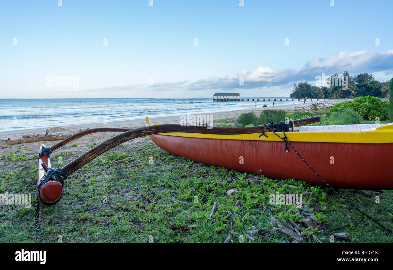 Hawaiian canoe traditionnel par pier Hanalei Kauai Banque D'Images