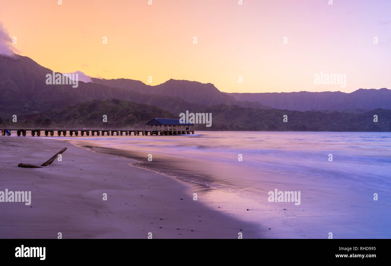 L'aube et le lever du soleil sur la baie de Hanalei sur Kauai Hawaii Banque D'Images