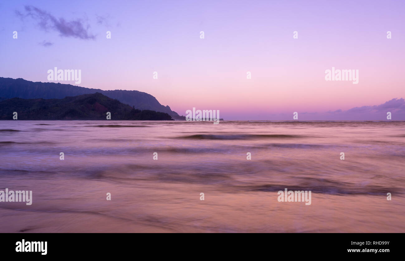 L'aube et le lever du soleil sur la baie de Hanalei sur Kauai Hawaii Banque D'Images