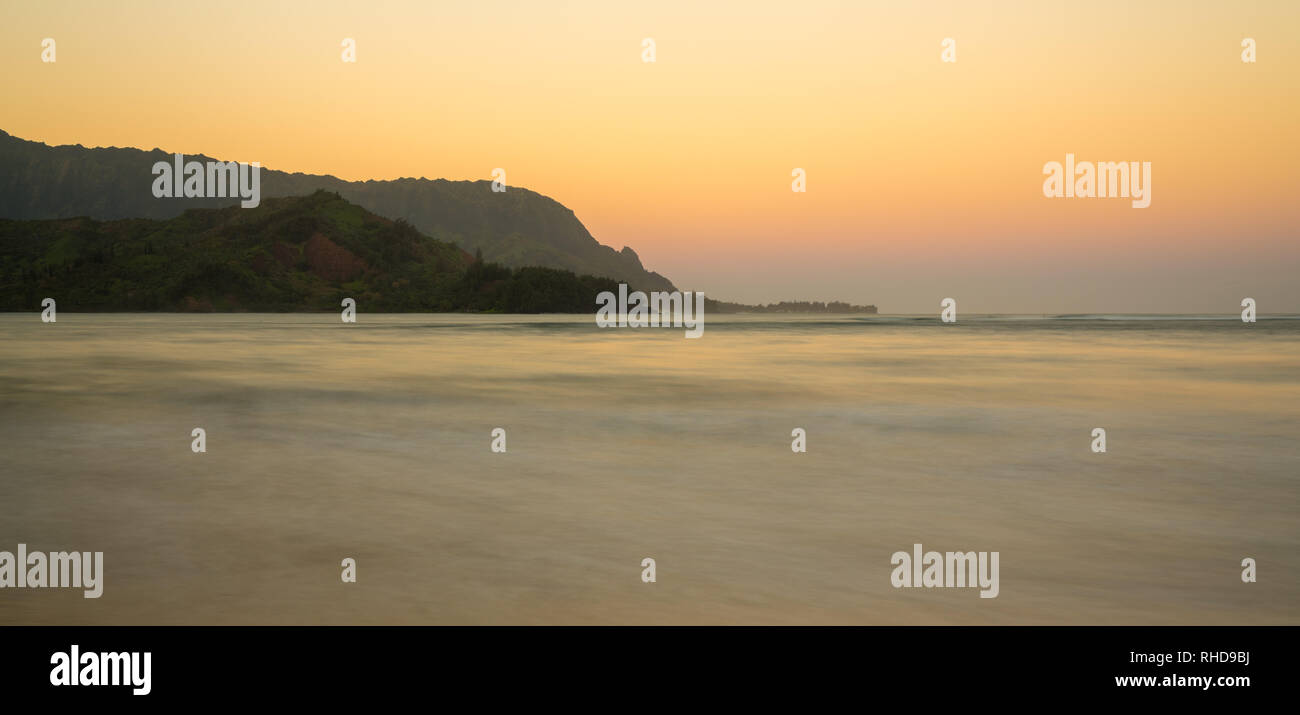 L'aube et le lever du soleil sur la baie de Hanalei sur Kauai Hawaii Banque D'Images