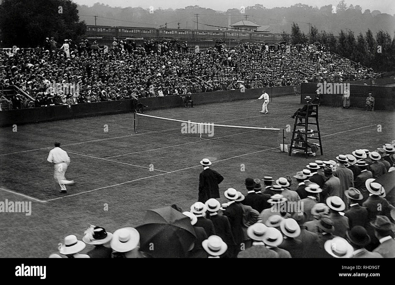 International Lawn Tennis Challenge match entre le joueur de tennis américain William Augustus Larned et Charles Percy Dixon de Grande-Bretagne. 1911. Banque D'Images