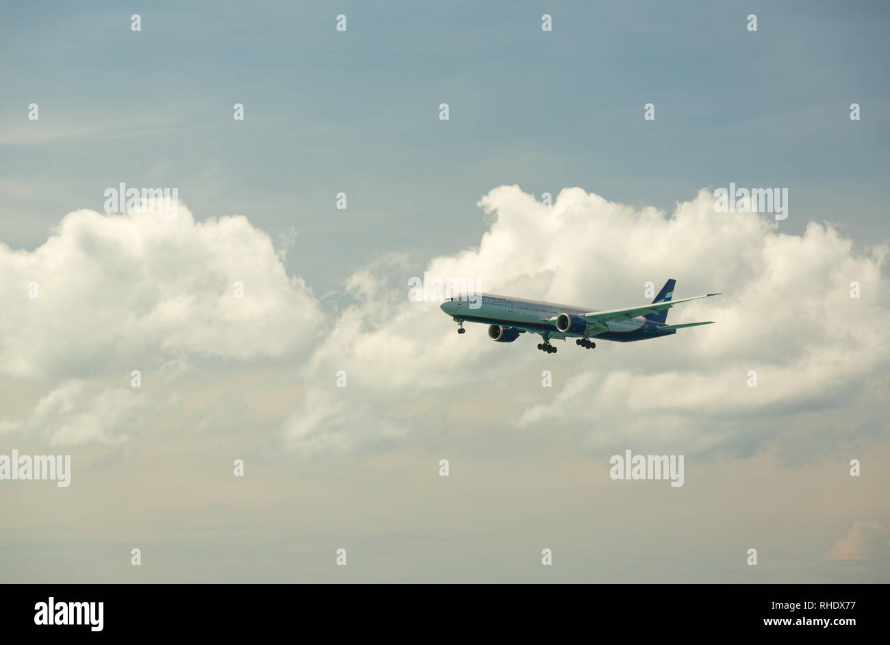 Boeing 777 vole dans le ciel Banque D'Images