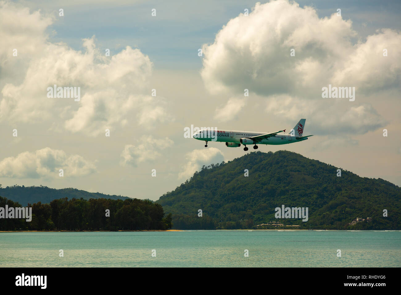 Airbus vole au-dessus de la mer Banque D'Images